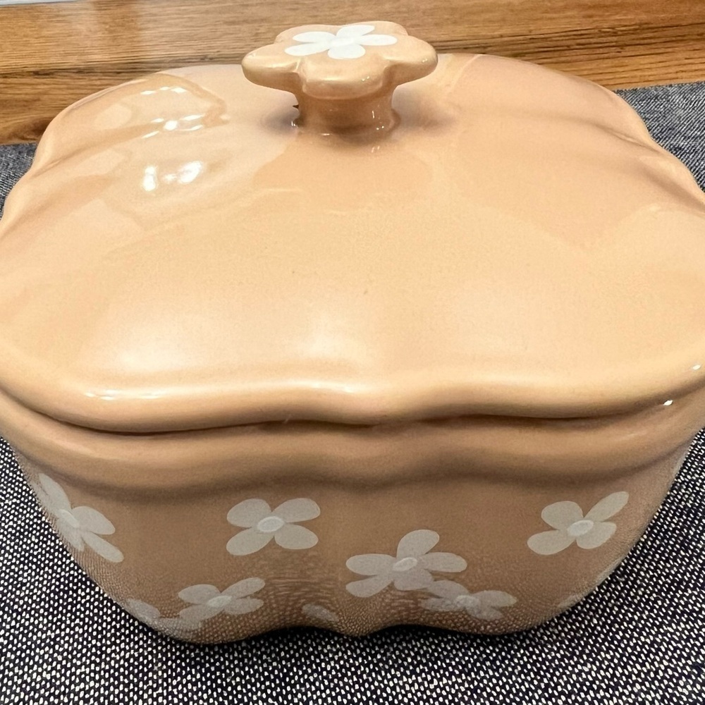 One Beige covered 16 Oz Figural Bowls Temp-tations Field of Flowers - Picture 7 of 7